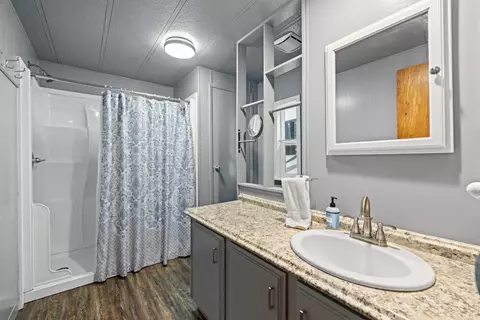 Bath - 11374 Red Wing Loop, Keno, OR 97627 photo 1 of 2