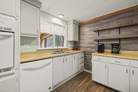 Kitchen - 11374 Red Wing Loop, Keno, OR 97627 photo 3 of 3