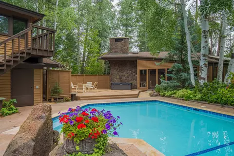 Exterior - 17606 Fairway Ln, Sunriver, OR 97707 photo 4 of 12