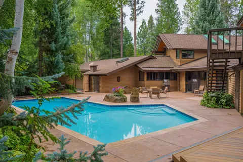 Exterior - 17606 Fairway Ln, Sunriver, OR 97707 photo 7 of 12