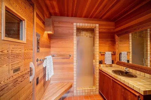 Bath - 17606 Fairway Ln, Sunriver, OR 97707 photo 6 of 6