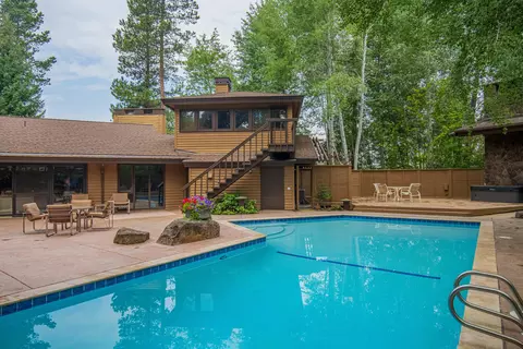 Exterior - 17606 Fairway Ln, Sunriver, OR 97707 photo 2 of 12