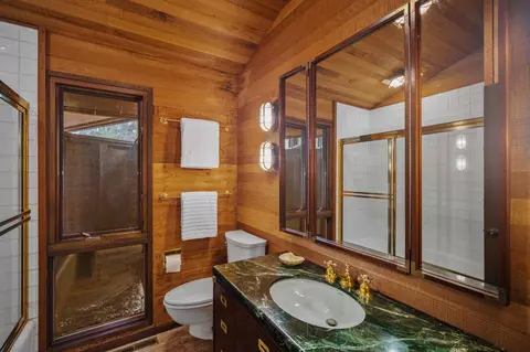 Bath - 17606 Fairway Ln, Sunriver, OR 97707 photo 3 of 6