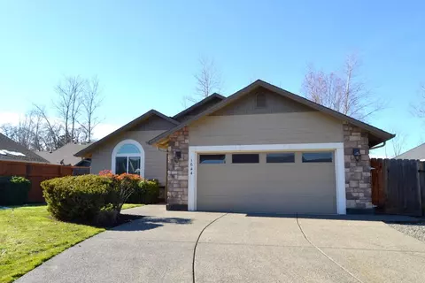 1644 SW Waterstone Dr, Grants Pass, OR 97527