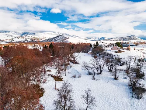 141 Majestic Ln, Ashland, OR 97520