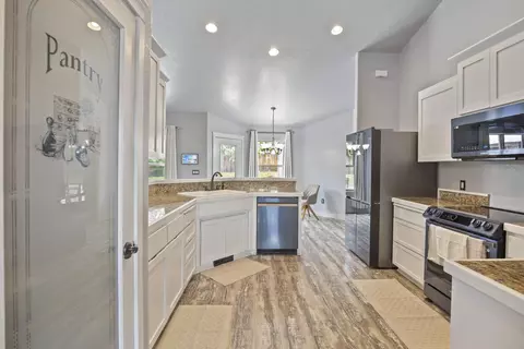 Kitchen - 278 Echo Way, Eagle Point, OR 97524 photo 2 of 2