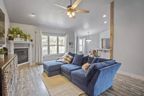 Living - 278 Echo Way, Eagle Point, OR 97524 photo 2 of 3