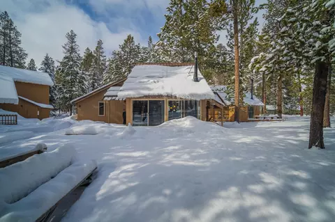 Exterior - 17606 Cluster Cabin Ln #3, Sunriver, OR 97707 photo 7 of 10