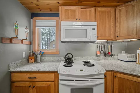 Kitchen - 17606 Cluster Cabin Ln #3, Sunriver, OR 97707 photo 4 of 4