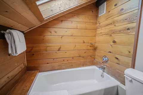 Bath - 17606 Cluster Cabin Ln #3, Sunriver, OR 97707 photo 3 of 3