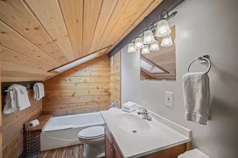 Bath - 17606 Cluster Cabin Ln #3, Sunriver, OR 97707 photo 2 of 3