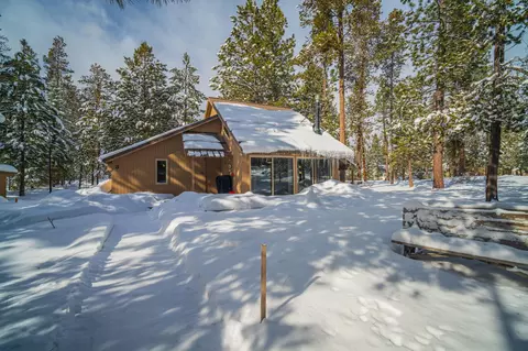 Exterior - 17606 Cluster Cabin Ln #3, Sunriver, OR 97707 photo 6 of 10