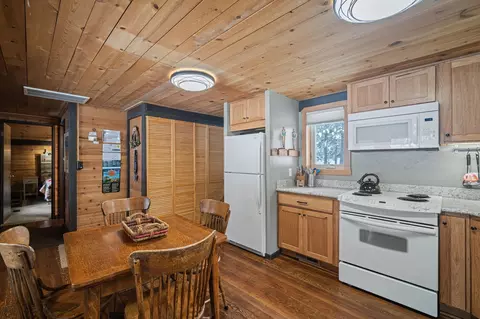 Kitchen - 17606 Cluster Cabin Ln #3, Sunriver, OR 97707 photo 3 of 4