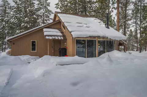 Exterior - 17606 Cluster Cabin Ln #3, Sunriver, OR 97707 photo 2 of 10