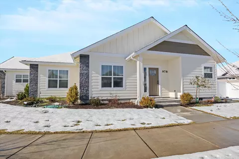 978 SW Blackberry Ln, Grants Pass, OR 97527