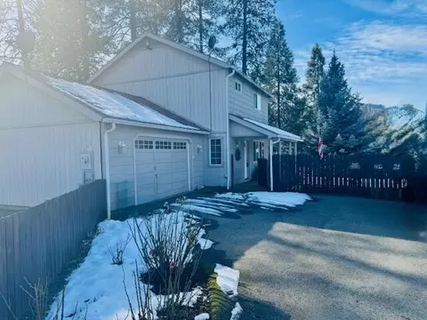 202 S Junction Ave, Cave Junction, OR 97523