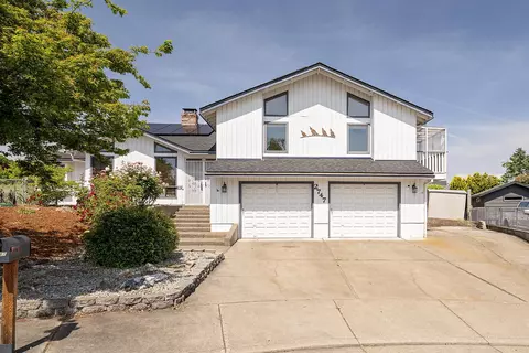 2747 Jessica Cir, Medford, OR 97504