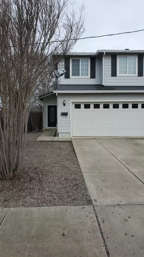 242 N 7th St, Central Point, OR 97502