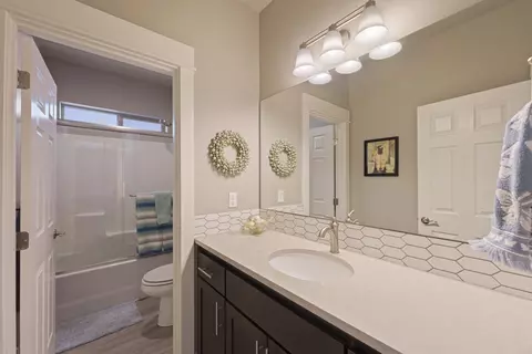 Bath - 20606 SE Gemstone Ave, Bend, OR 97702 photo 3 of 4