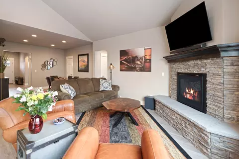 Living - 20606 SE Gemstone Ave, Bend, OR 97702 photo 3 of 4