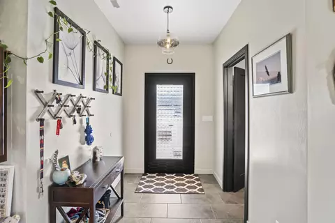 Entry Way - 447 Arrowhead Trl, Eagle Point, OR 97524 photo 1 of 2