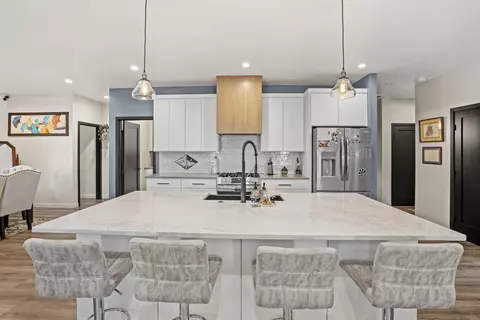 Kitchen - 447 Arrowhead Trl, Eagle Point, OR 97524 photo 3 of 6