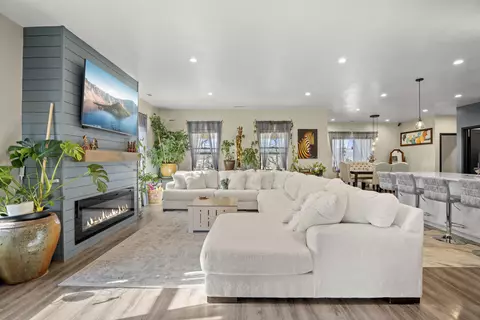 Living - 447 Arrowhead Trl, Eagle Point, OR 97524 photo 1 of 3