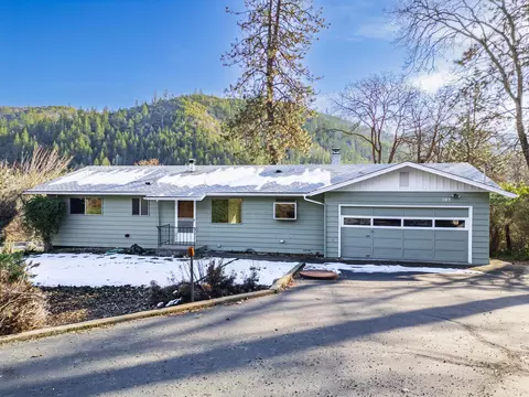105 Tenney Dr, Rogue River, OR 97537