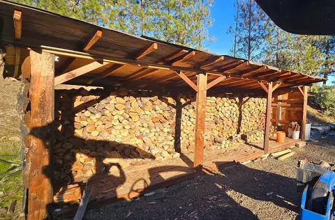 590 Derby Rd, Eagle Point, OR 97524 photo 2