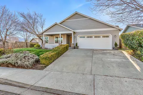 250 Meadow Slope Dr, Talent, OR 97540