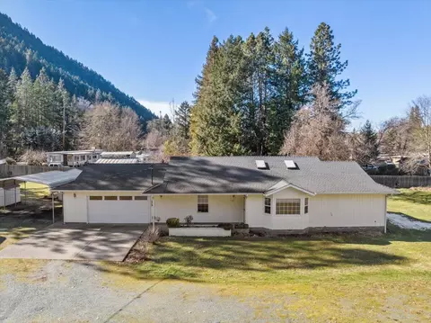 146 Blue Jay Ln, Grants Pass, OR 97527
