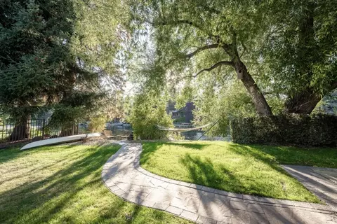 Exterior - 615 NW Riverfront St, Bend, OR 97703 photo 4 of 6