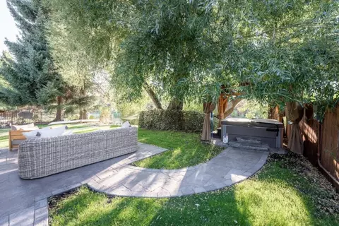 Exterior - 615 NW Riverfront St, Bend, OR 97703 photo 5 of 6