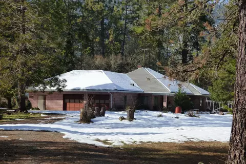 230 Burch Dr, Cave Junction, OR 97523 photo 2