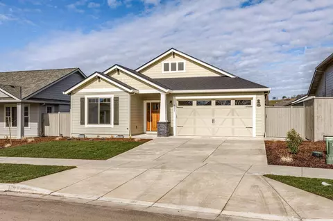 3931 Colorado Dr, Medford, OR 97504