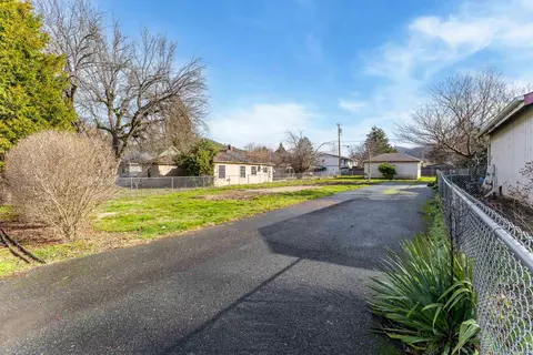216 Broadway St, Rogue River, OR 97537