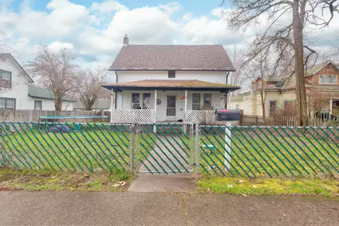 811 SW 4th St, Grants Pass, OR 97526