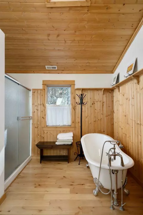 Bath - 14243 Whitewater Loop, La Pine, OR 97739 photo 2 of 4