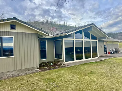 8085 Gold Ray Rd, Central Point, OR 97502