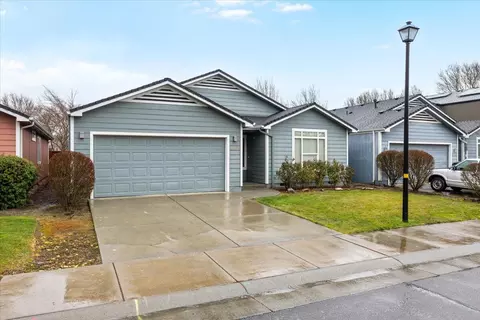 2545 Parkwood Village Ln, Central Point, OR 97502