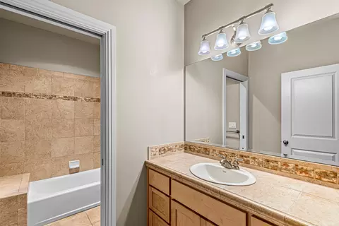 Bath - 124 Bellerive Dr, Eagle Point, OR 97524 photo 4 of 6