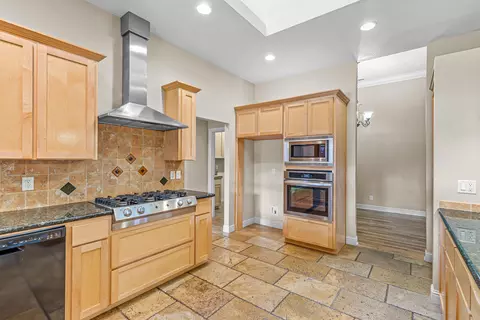 Kitchen - 124 Bellerive Dr, Eagle Point, OR 97524 photo 3 of 3