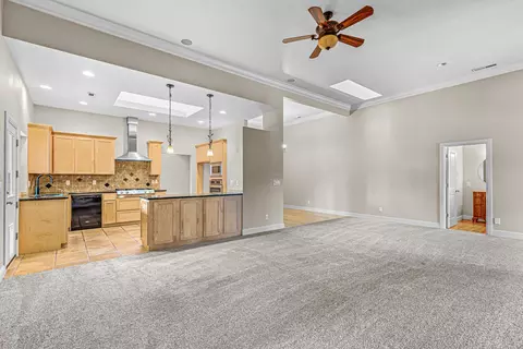 Living - 124 Bellerive Dr, Eagle Point, OR 97524 photo 2 of 6