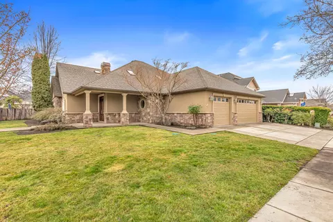 Exterior - 124 Bellerive Dr, Eagle Point, OR 97524 photo 3 of 10