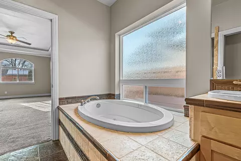 Bath - 124 Bellerive Dr, Eagle Point, OR 97524 photo 2 of 6