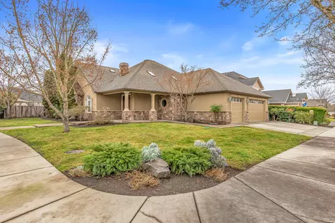 124 Bellerive Dr, Eagle Point, OR 97524