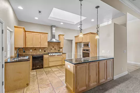 Kitchen - 124 Bellerive Dr, Eagle Point, OR 97524 photo 1 of 3