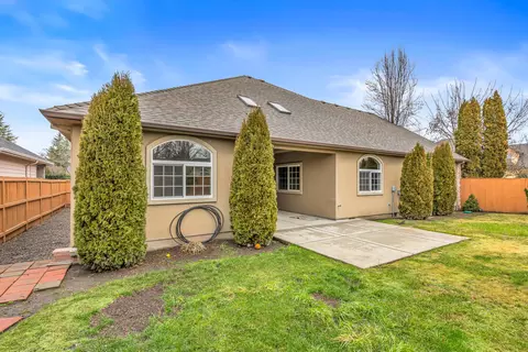 Exterior - 124 Bellerive Dr, Eagle Point, OR 97524 photo 7 of 10