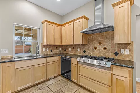 Kitchen - 124 Bellerive Dr, Eagle Point, OR 97524 photo 2 of 3