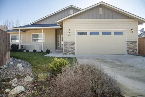 925 SW Princeton Pl, Grants Pass, OR 97527